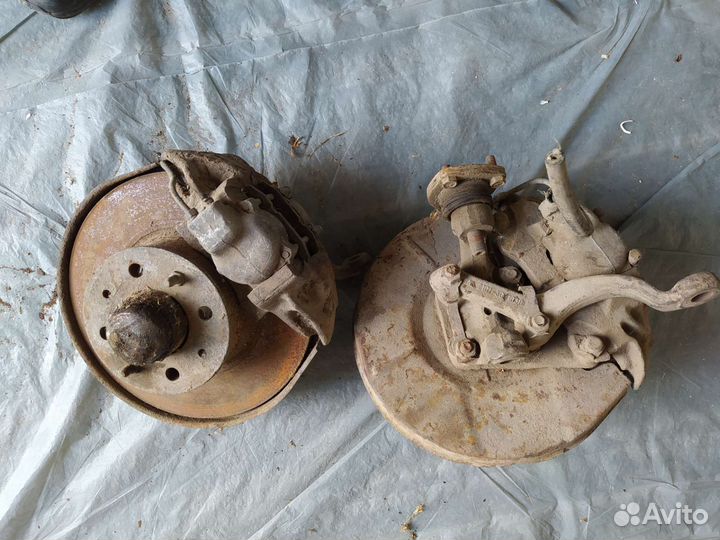 Тормозные диски с суппортами и ступицами