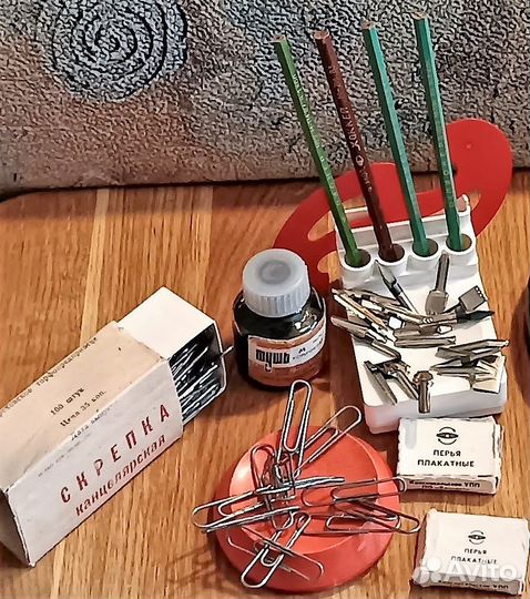 Канцтовары:перья плакатные,тушь,скрепки-из СССР