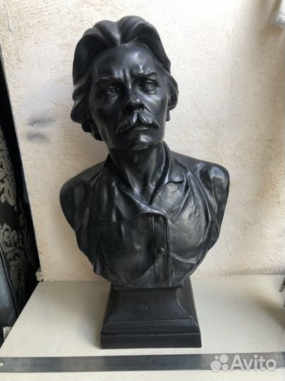Бюст М. Горький
