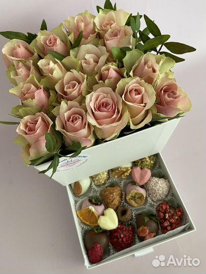 Шкатулка с цветами и клубникой в шоколаде