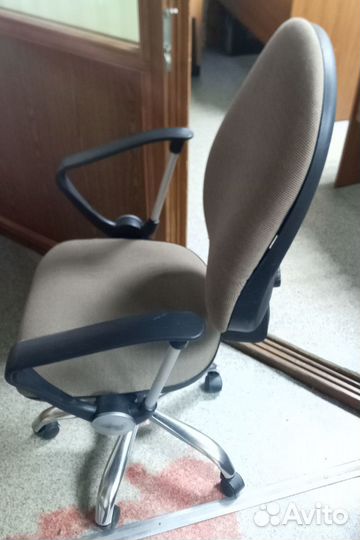 Офисное кресло