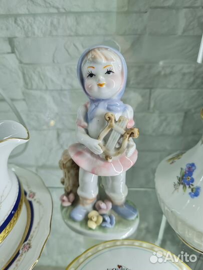 Фарфоровые статуэтки Девочка с арфой