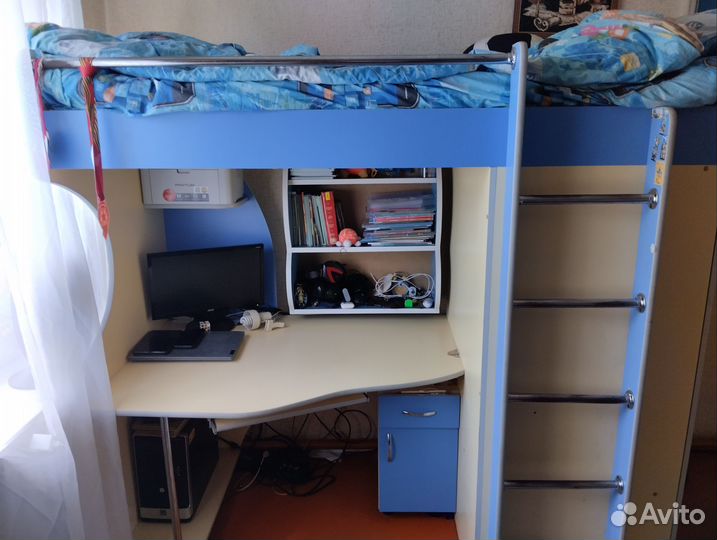 Детская кровать чердак со столом и шкафом