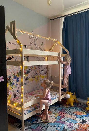 Двухъярусная кровать домик из массива