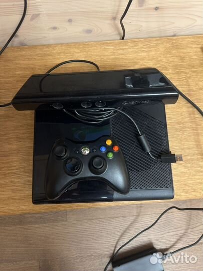 Xbox 360 e console + kinnect+ джойстик