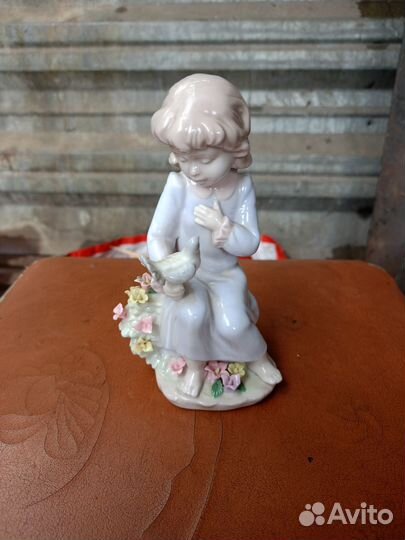 Статуэтка девушка с голубем