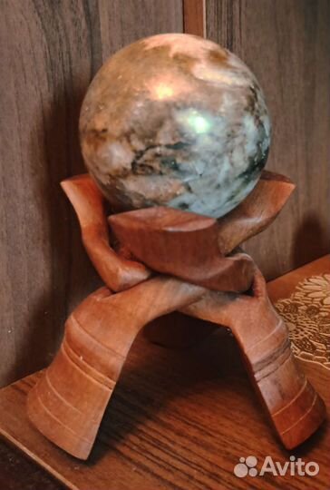 Шар из камня на подставке