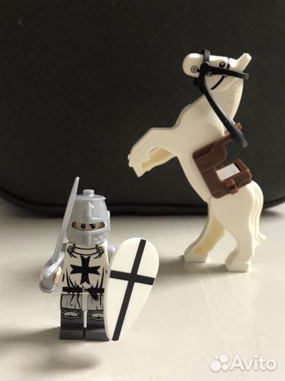 Белый Рыцарь и лошадь совместимы с lego