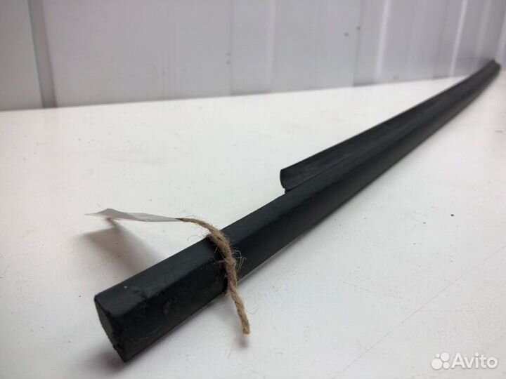 Уплотнитель (бархотка ) передний правый Opel