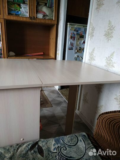 Продаю стол- книжку