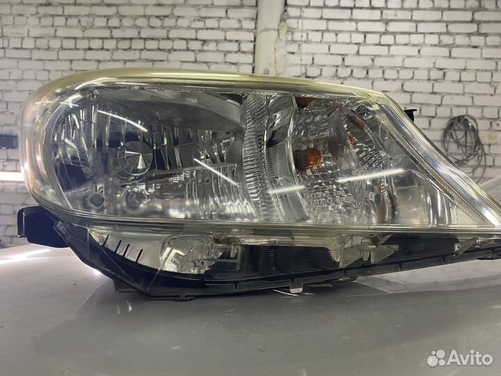 Фара Toyota Vitz KSP130 правая