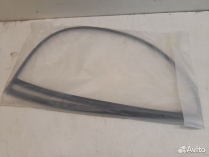 Молдинг лобового стекла передний Toyota Rav4 40