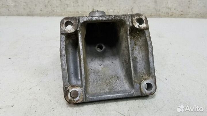 Кронштейн двигателя левый Мерседес