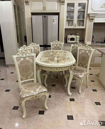 Кухонный стол и стулья комплект