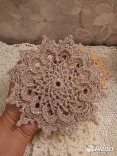 Три вязаные крючком салфетки снежинки