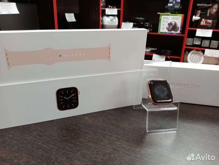 2) Apple Watch Series 6 44mm