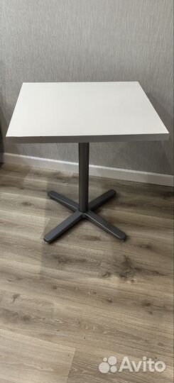 Стол квадратный