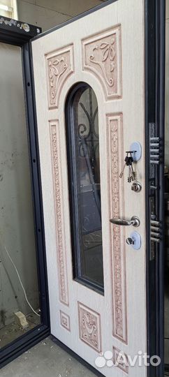 Дверь уличная с ковкой и стеклопакетом