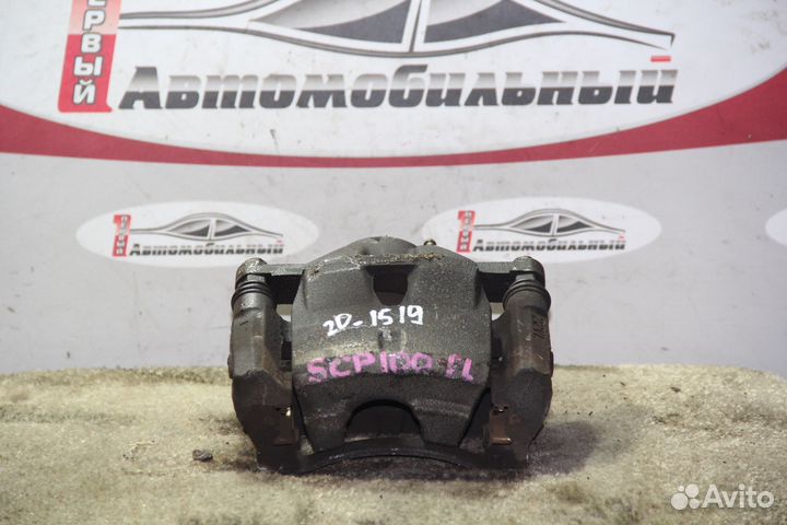 Суппорт перед лево c Toyota Ractis NCP100 1NZ-FE