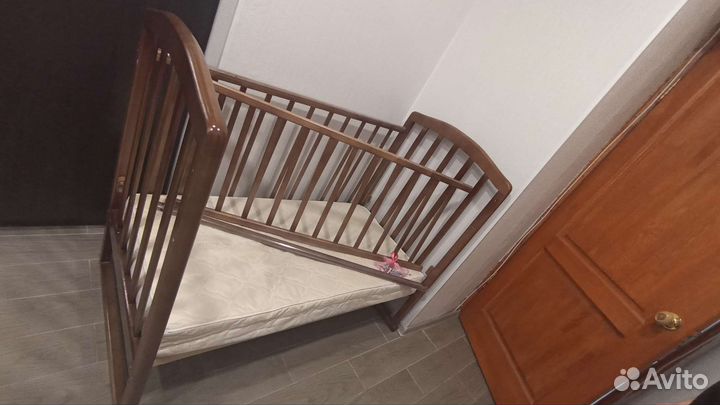 Детская кроватка с универсальным маятником