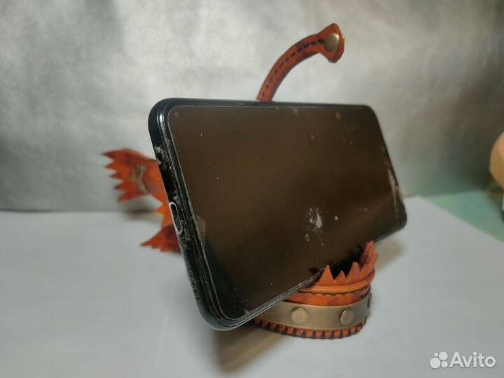 Подставка для телефона из кожи
