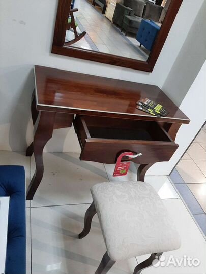 Дамский столик из массива