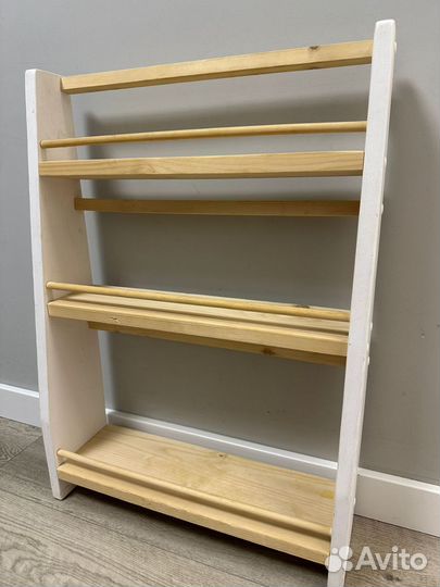 Десткая полочка для книг