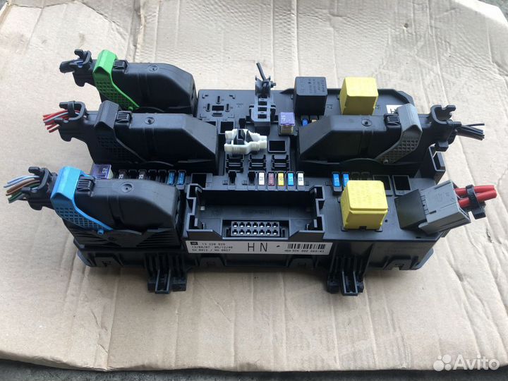 Блок предохранителей opel astra H задний HN