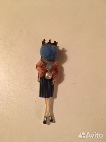 Стильная брошь