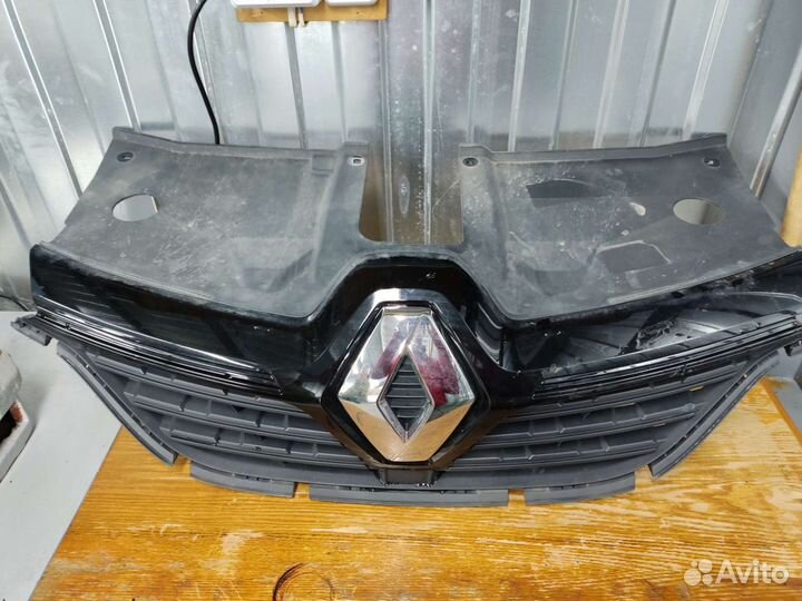 Решетка радиатора верхняя Рено Аркана