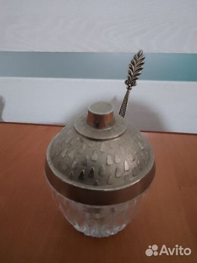 Лебедь с чайными ложками
