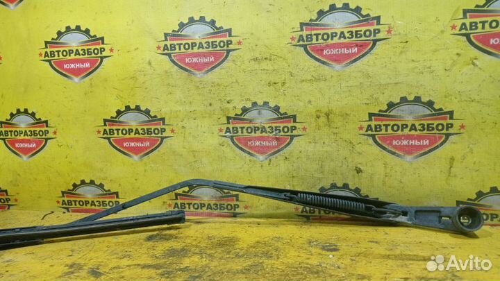 Поводок стеклоочистителя передний левый Lancer 9