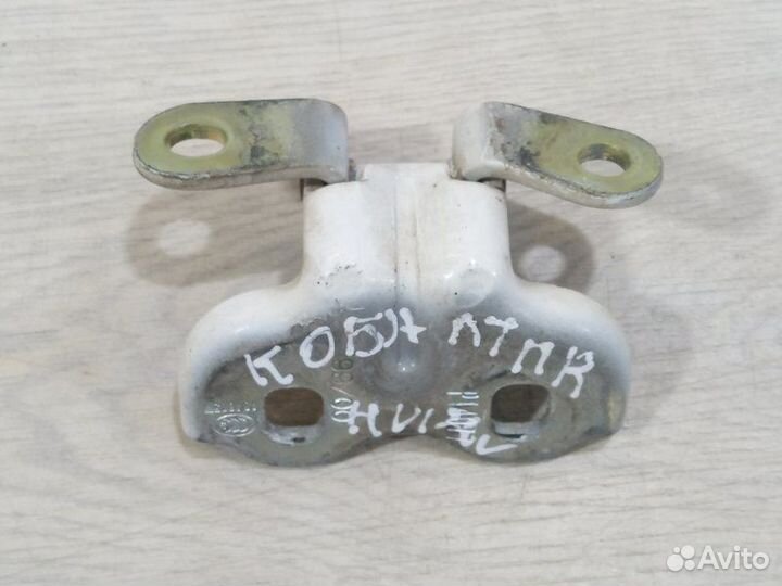 Петля двери передняя правая Chevrolet Cobalt седан