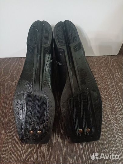 Продам лыжные ботинки 43 р и 37р