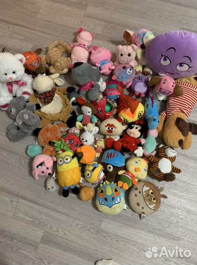 Целая коробка игрушек