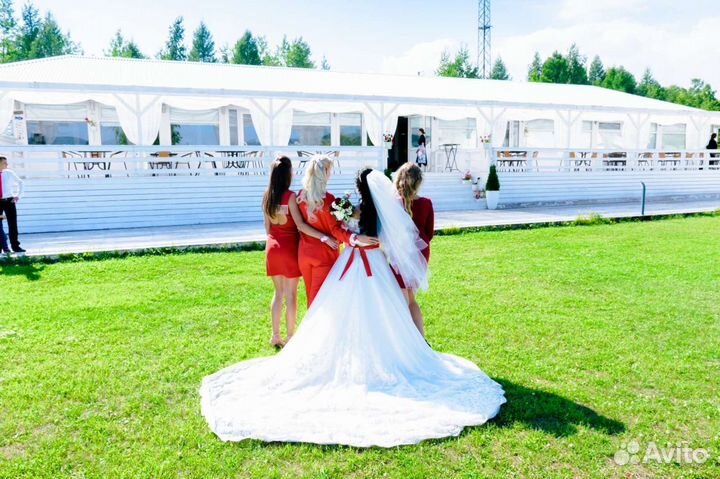 Свадебное платье со шлейфом