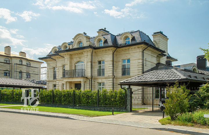 Дом 1200 м² на участке 20 сот.