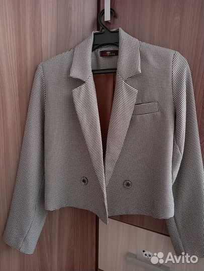 Укороченный женский пиджак