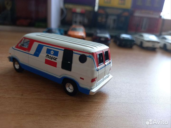 Продаю модель Додж B-100