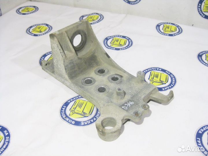 Кронштейн амортизатора кабины передний правый 1735