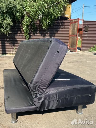 Продам диван. Не складывантся. 1000. Самовывоз