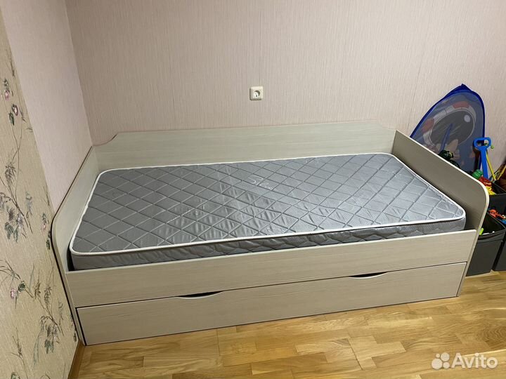 Кровать односпальная с матрасом