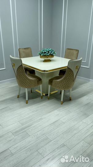 Стол и стулья