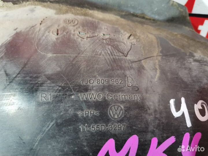 Подкрылок передний правый Volkswagen Golf 1J1 AZJ