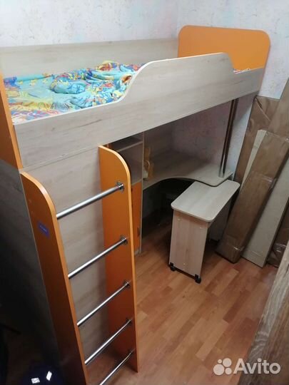 Детская кровать чердак со столом и шкафом