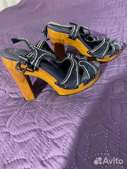 Босоножки на каблуке