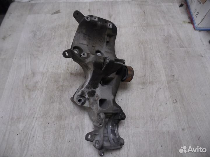 Кронштейн генератора Renault Sandero 2009-2014