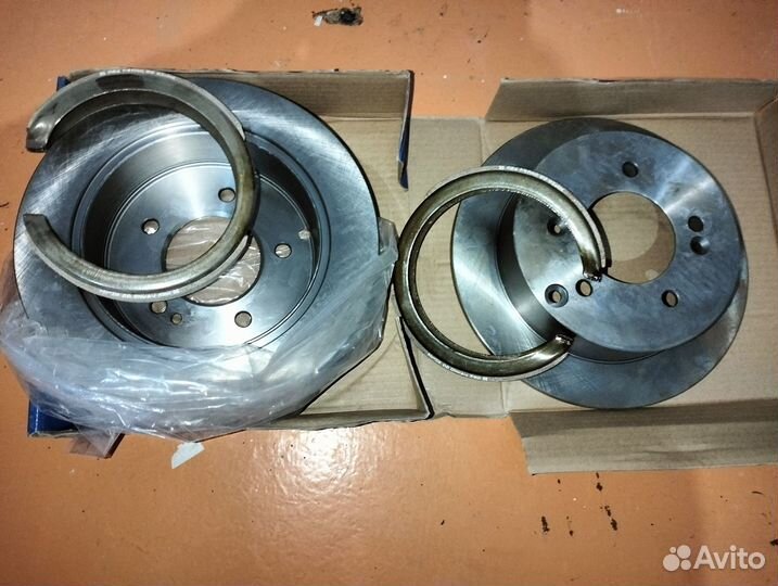 Задние тормозные диски с колодками на Киа спортр.3
