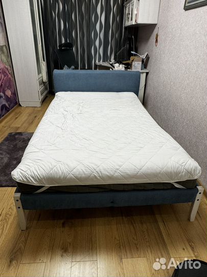 Кровать полутороспальная с матрасом