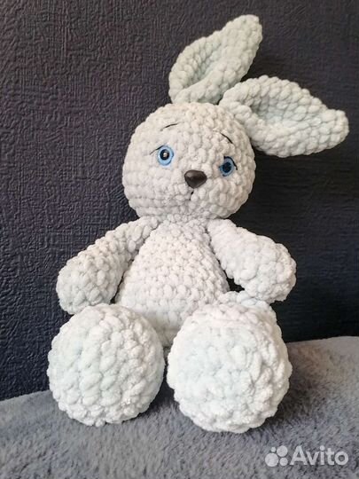 Плюшевый заяц вязаный амигуруми
